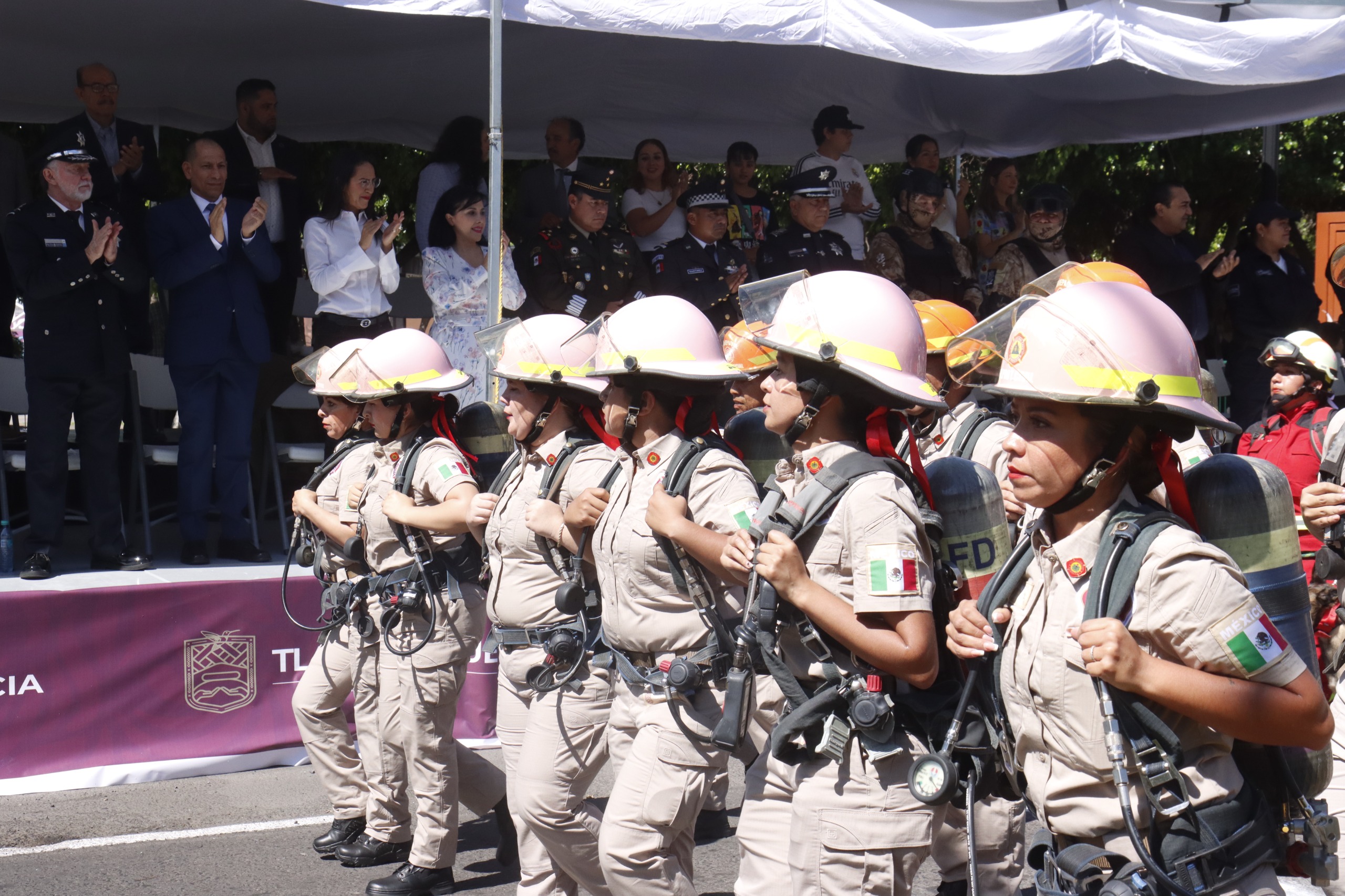 COLORIDO Y EMOTIVO DESFILE EN TLAQUEPAQUE POR EL 215 ANIVERSARIO DEL GRITO DE INDEPENDENCIA